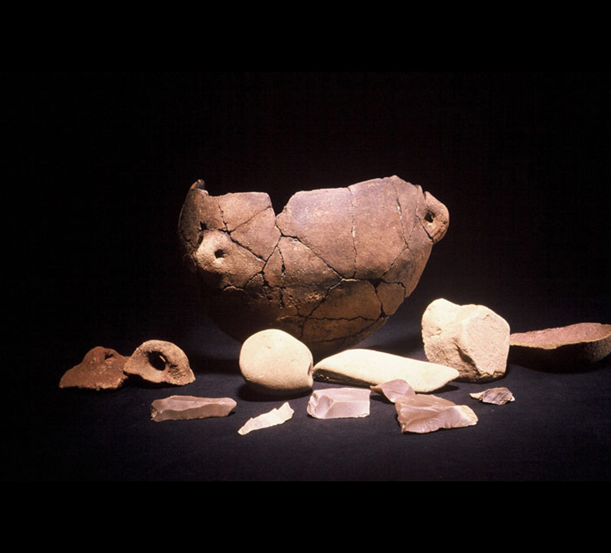 C&eacute;ramiques, silex et broyons en gr&egrave;s du N&eacute;olithique moyen I (4700-4500 avant notre &egrave;re). Ils ont &eacute;t&eacute; d&eacute;couverts au cours des sondages r&eacute;alis&eacute;s avant la construction de la d&eacute;viation de Saint-L&ocirc;, &agrave; H&eacute;b&eacute;crevon (Manche).   &copy; H. Paitier, Inrap 