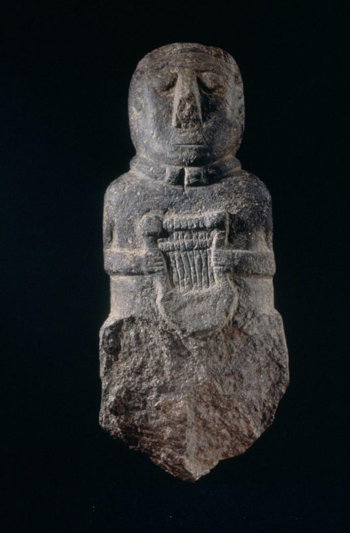 Statuette &agrave; la lyre provenant du site de Paule (C&ocirc;tes-d'Armor).   &copy; H. Paitier, Inrap 
