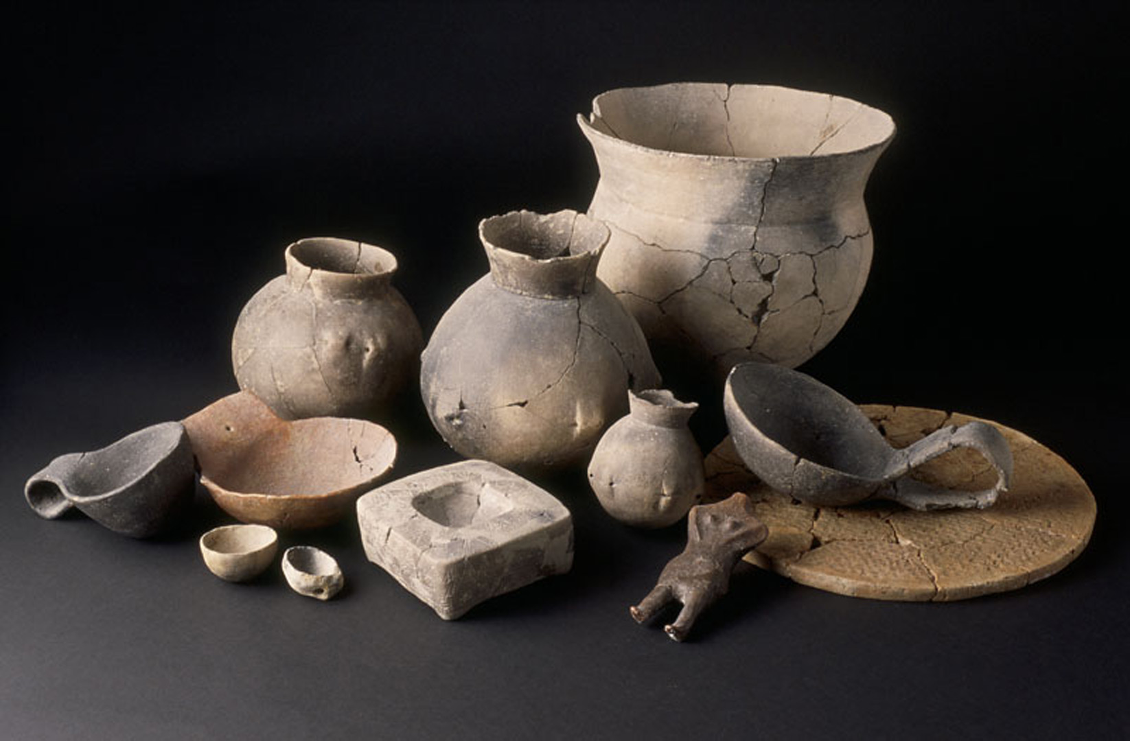 Ensemble de c&eacute;ramiques provenant de la vall&eacute;e de l'Aisne.   &copy; H. Paitier, Inrap 