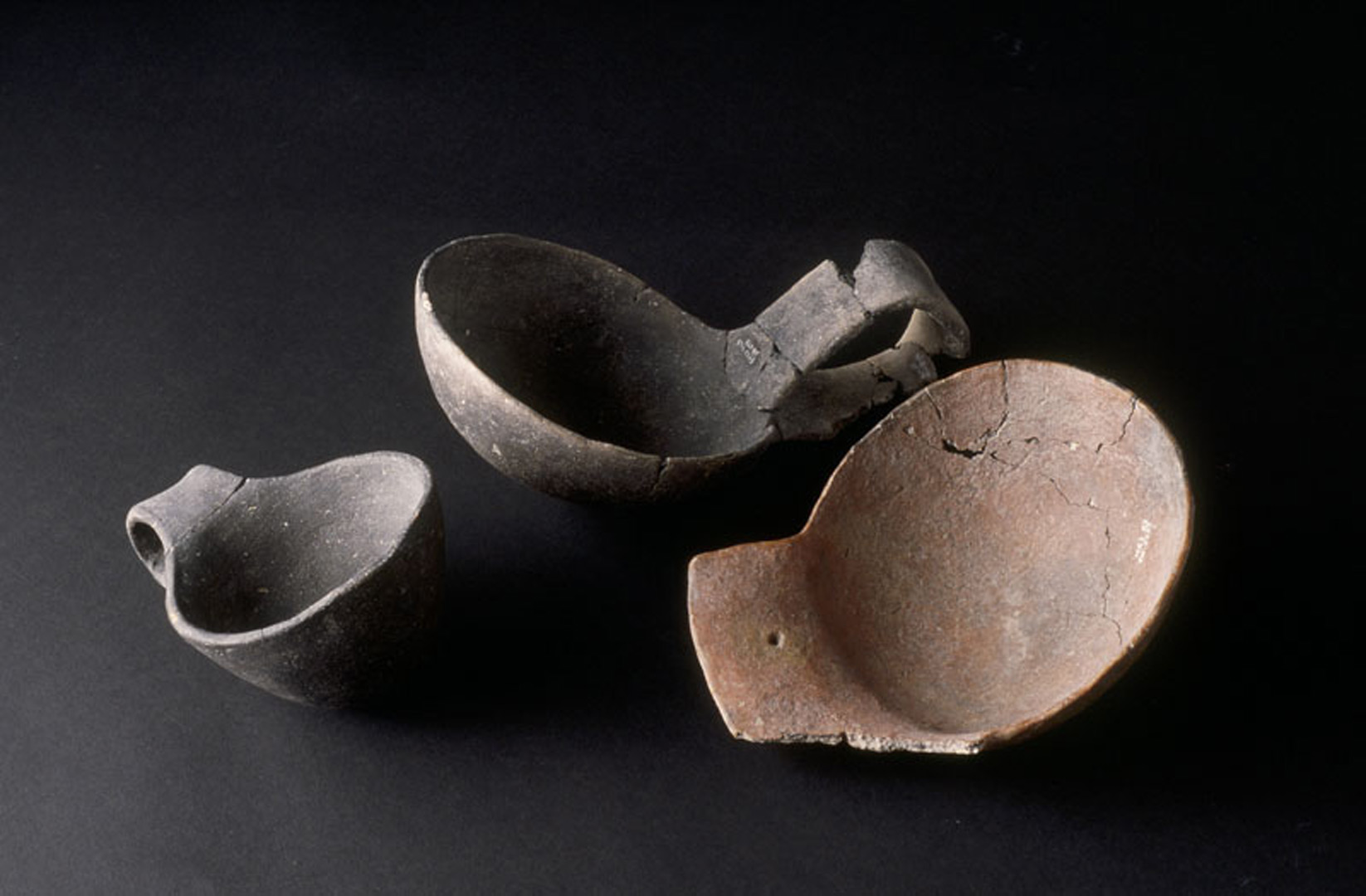 R&eacute;cipients &agrave; puiser du N&eacute;olithique moyen (4900-3900 avant notre &egrave;re) d&eacute;couverts dans le d&eacute;partement de l'Aisne.   &copy; H. Paitier, Inrap 