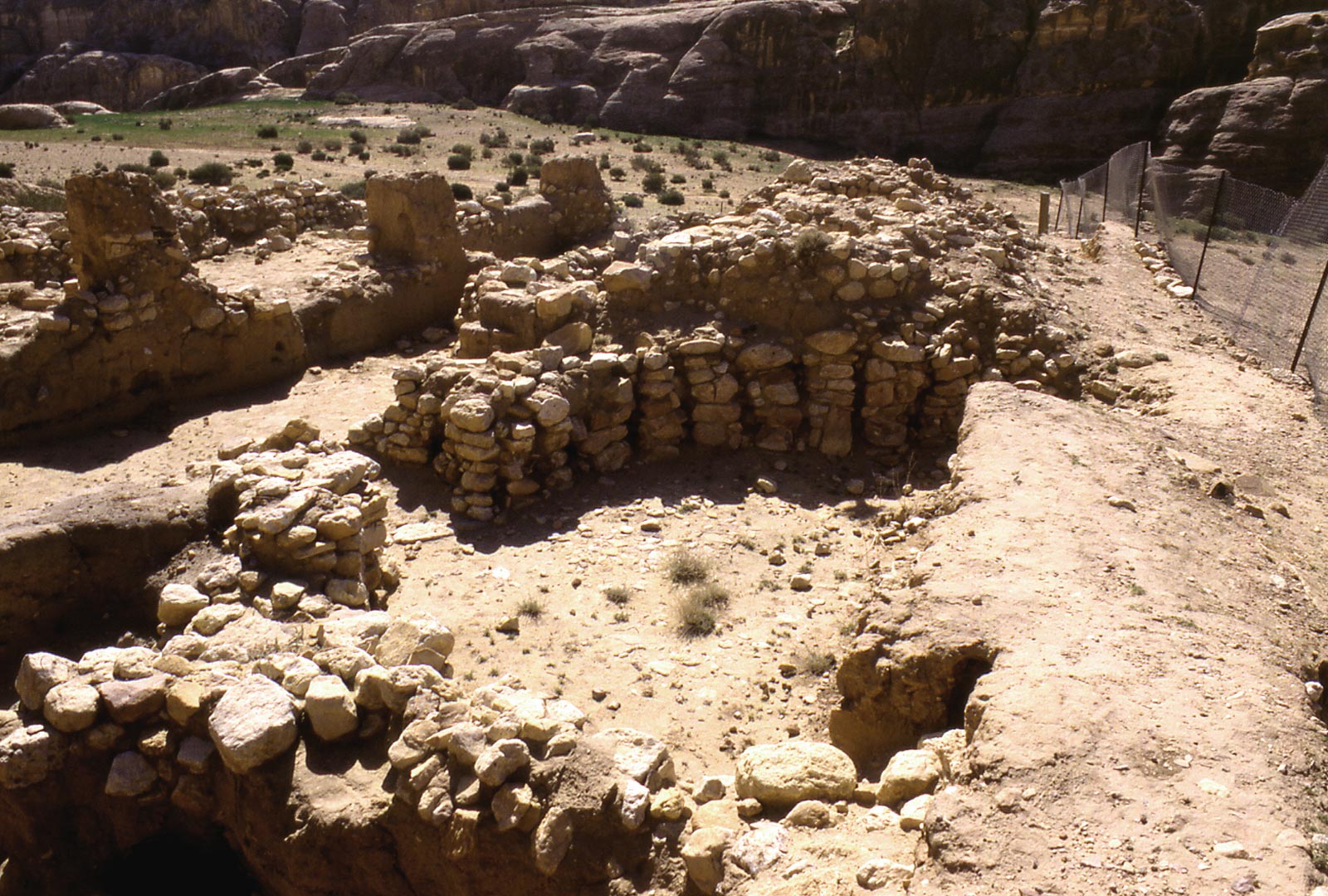 Maison circulaire en pierre s&egrave;che du site d'habitat n&eacute;olithique de Petra en Jordanie.   &copy; F. Bostyn, Inrap 