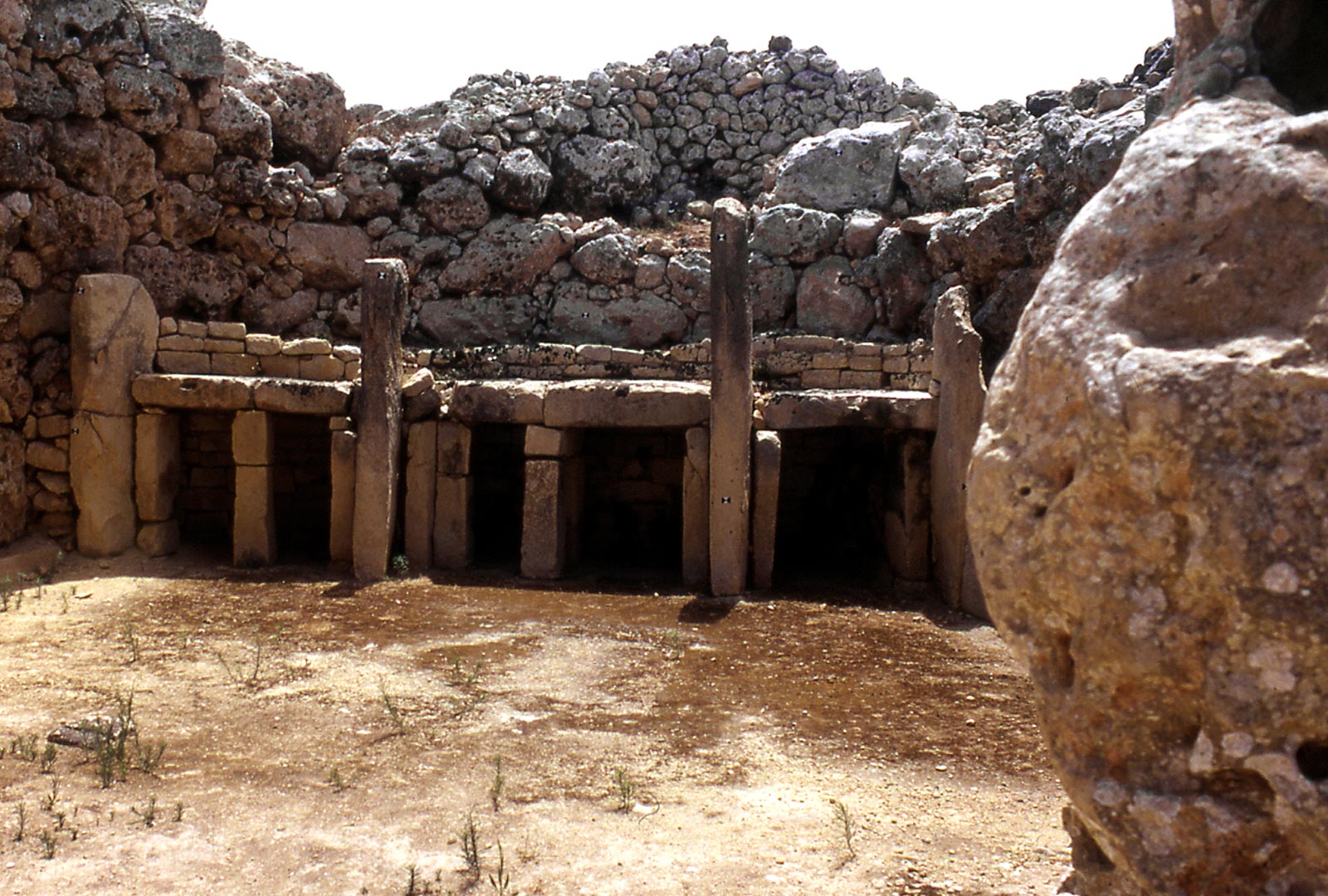 Les &icirc;les de Malte et Gozo ont vu se d&eacute;velopper pr&eacute;cocement une architecture religieuse sophistiqu&eacute;e. Ici, le site m&eacute;galithique de Ggantija, Gozo, vers 3600-3200 avant notre &egrave;re.   &copy; F. Bostyn, Inrap 