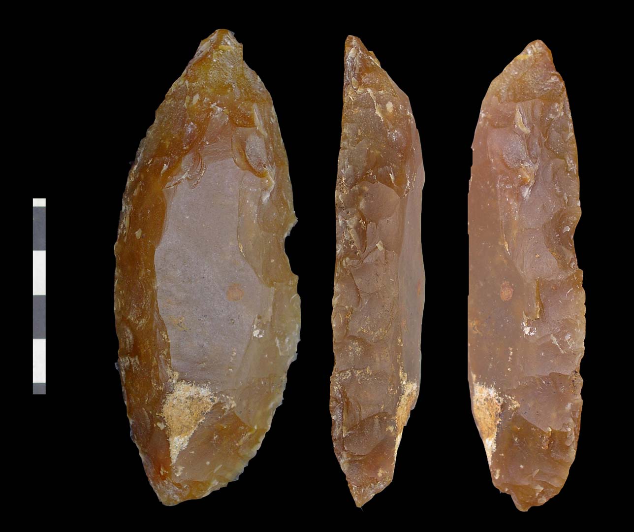 Limace moust&eacute;rienne sur silex calc&eacute;donieux (silice translucide cristalis&eacute;e). Le terme  Moust&eacute;rien  est issu du site &eacute;ponyme du Moustier en Dordogne et caract&eacute;rise la p&eacute;riode du Pal&eacute;olithique moyen comprise entre 350 000 et 45 000 ans.   &copy; H. Paitier, Inrap 