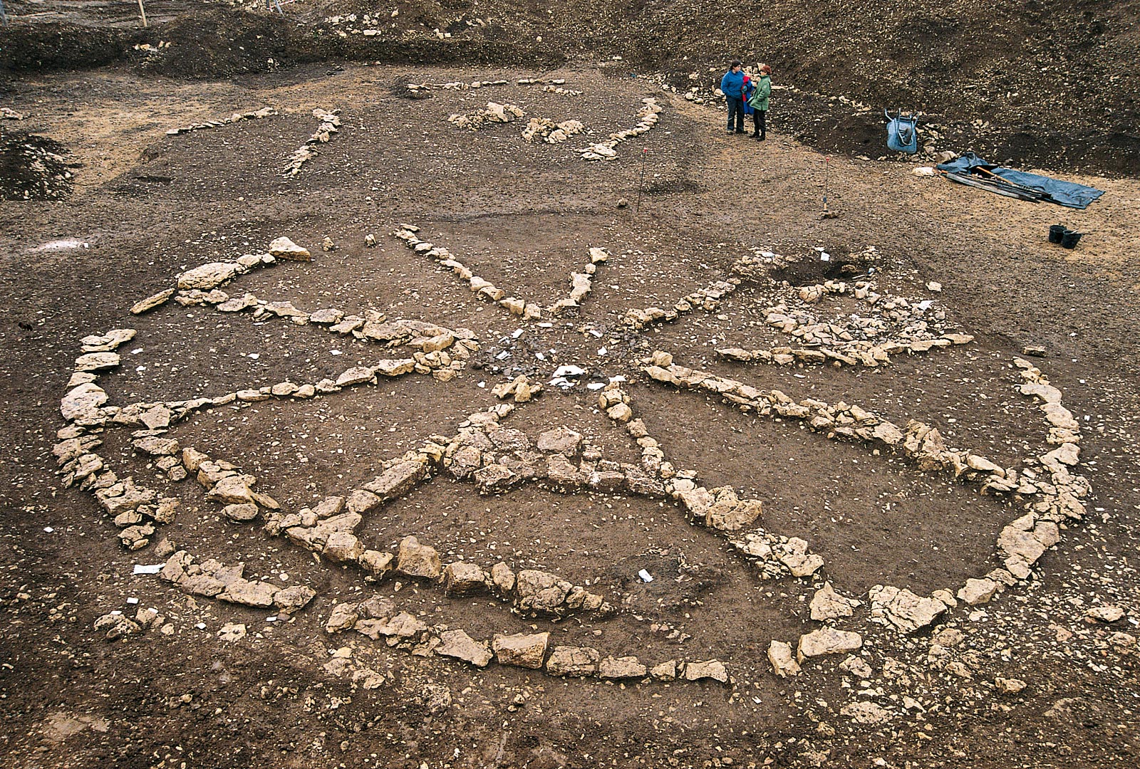 N&eacute;cropole tumulaire &agrave; incin&eacute;ration de Flaujac-Poujols, site majeur de la fin du premier et du d&eacute;but du second &acirc;ge du Fer dans le sud-ouest de la France.  Les monuments sont construits selon un rituel r&eacute;p&eacute;titif, au cours duquel on a pris soin de marquer au sol les diff&eacute;rentes phases de la c&eacute;r&eacute;monie. Certains tumuli sont structur&eacute;s comme une roue de char.   &copy; Inrap