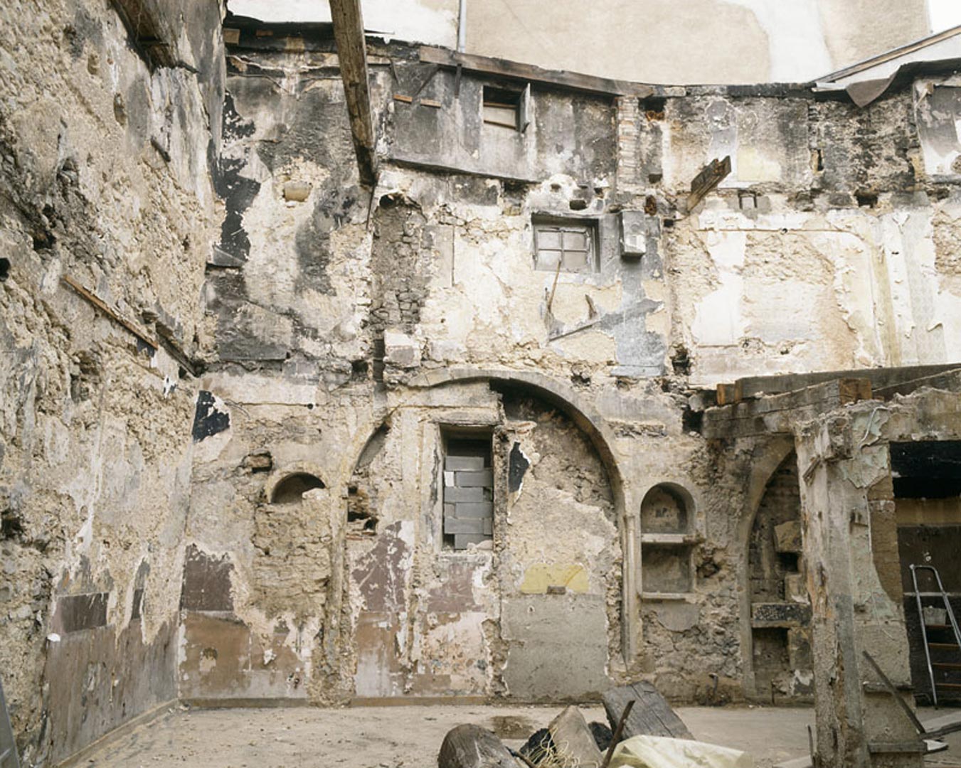 Sur ce clich&eacute;, pris &agrave; Metz, dans l'&icirc;lot de la Visitation, on appr&eacute;ciera toute la complexit&eacute; des remaniements modernes qu'un premier b&acirc;timent m&eacute;di&eacute;val a pu conna&icirc;tre, jusqu'au parpaing de ciment assur&eacute;ment du XXe si&egrave;cle !   &copy; H. Paitier, Inrap   