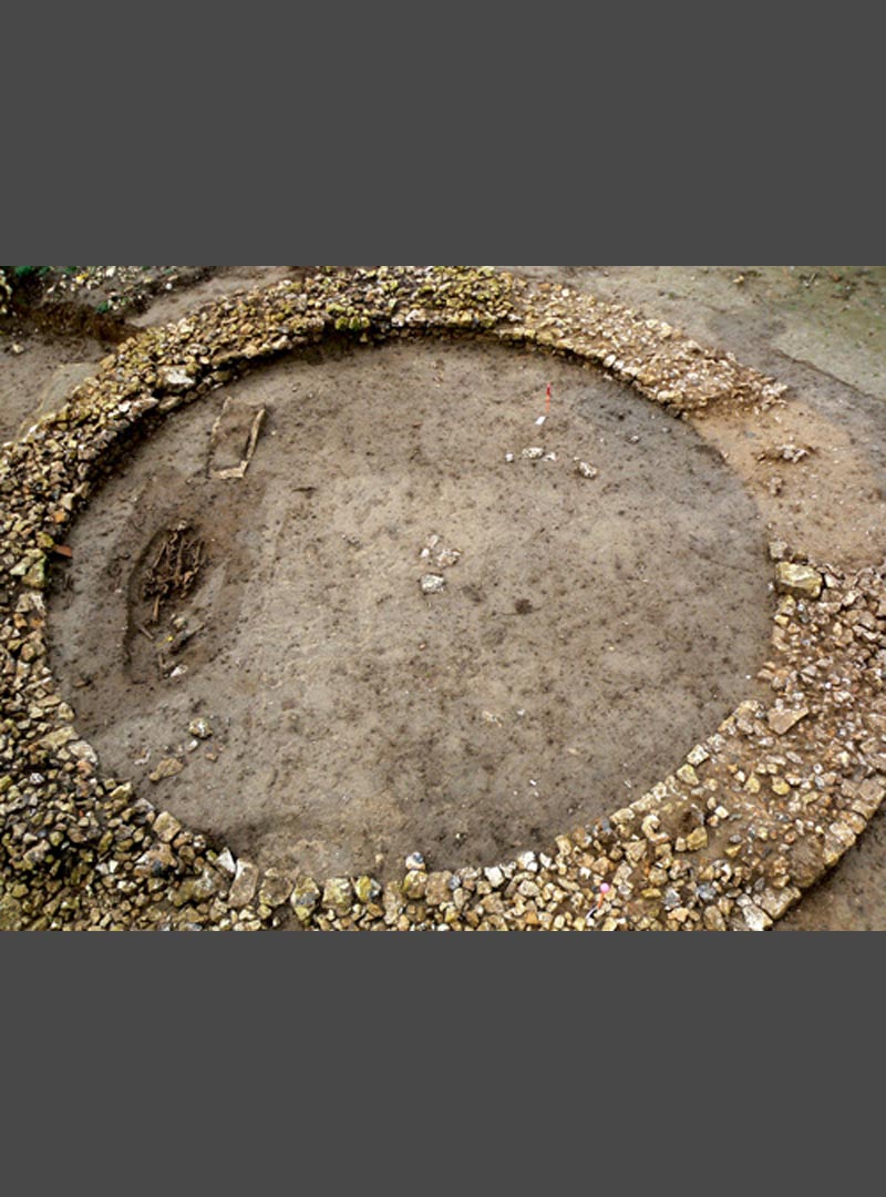 B&acirc;timent circulaire, des XVe-XVIe si&egrave;cles, appartenant aux d&eacute;pendances du prieur&eacute; Saint-Crespin &agrave; Romilly-sur-Andelle (Eure) et dont la fonction reste &agrave; d&eacute;terminer.   &copy; D. Jouneau, Inrap. 