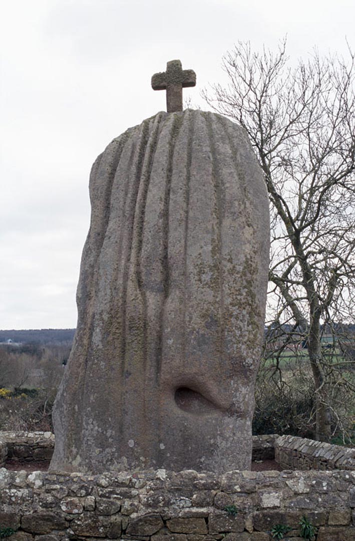 Menhir christianis&eacute; (C&ocirc;tes-d�Armor). Au d&eacute;but de la p&eacute;riode moderne, le clerg&eacute; catholique m&egrave;ne des campagnes de pr&ecirc;che et d'&eacute;vang&eacute;lisation, notamment dans le cadre de la contre-r&eacute;forme, ce qui a amen&eacute; &agrave; christianiser des lieux o&ugrave; perduraient des rituels depuis l�Antiquit&eacute;.   &copy; H. Paitier, Inrap 