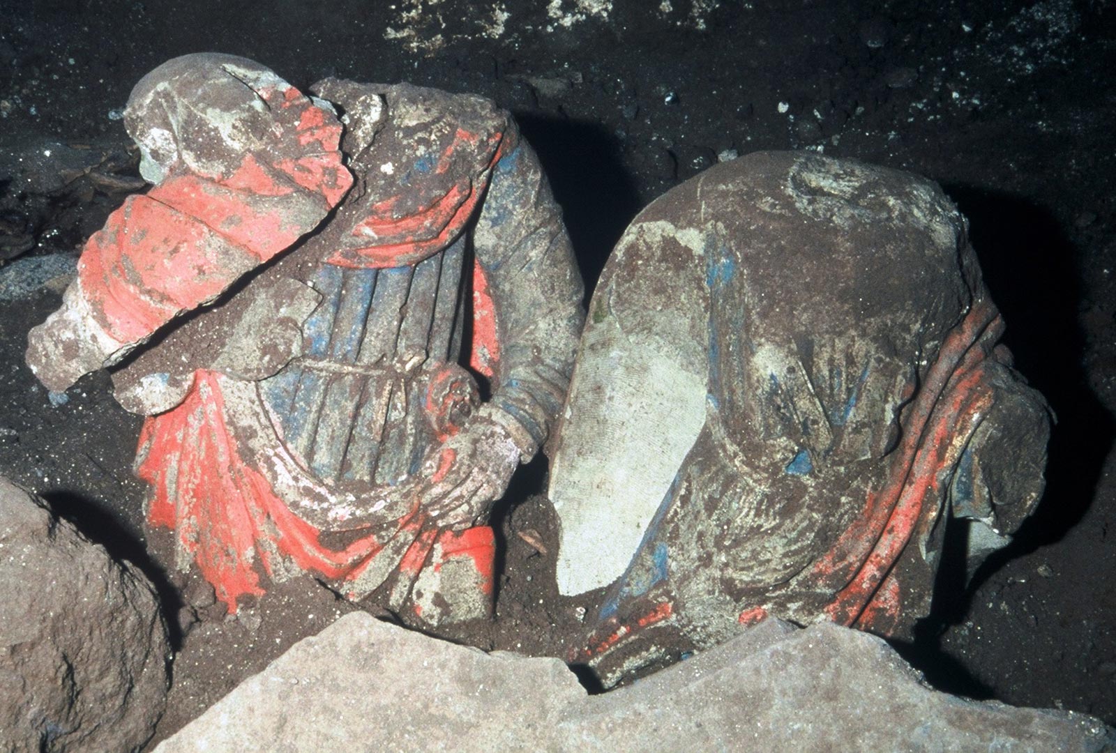 Statues trouv&eacute;es dans l'&eacute;glise Saint-F&eacute;lix &agrave; Landos (Haute-Loire). Ces objets sacr&eacute;s ont peut-&ecirc;tre &eacute;t&eacute; soustraits aux violences iconoclastes des guerres de Religion (1562-1598) ou de la R&eacute;volution ; ou bien, n�&eacute;tant plus honor&eacute;es, elles auraient &eacute;t&eacute; rel&eacute;gu&eacute;es au profit d'autres saints.   &copy; L. de Cargou&euml;t, Inrap 
