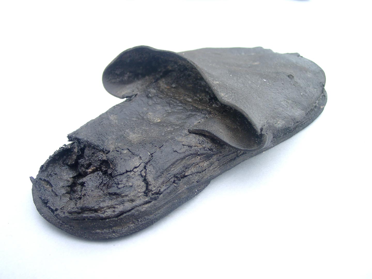 Chaussure de cuir retrouv&eacute;e dans un d&eacute;potoir du XVIe si&egrave;cle &agrave; Tours.   &copy; S. David, Inrap 