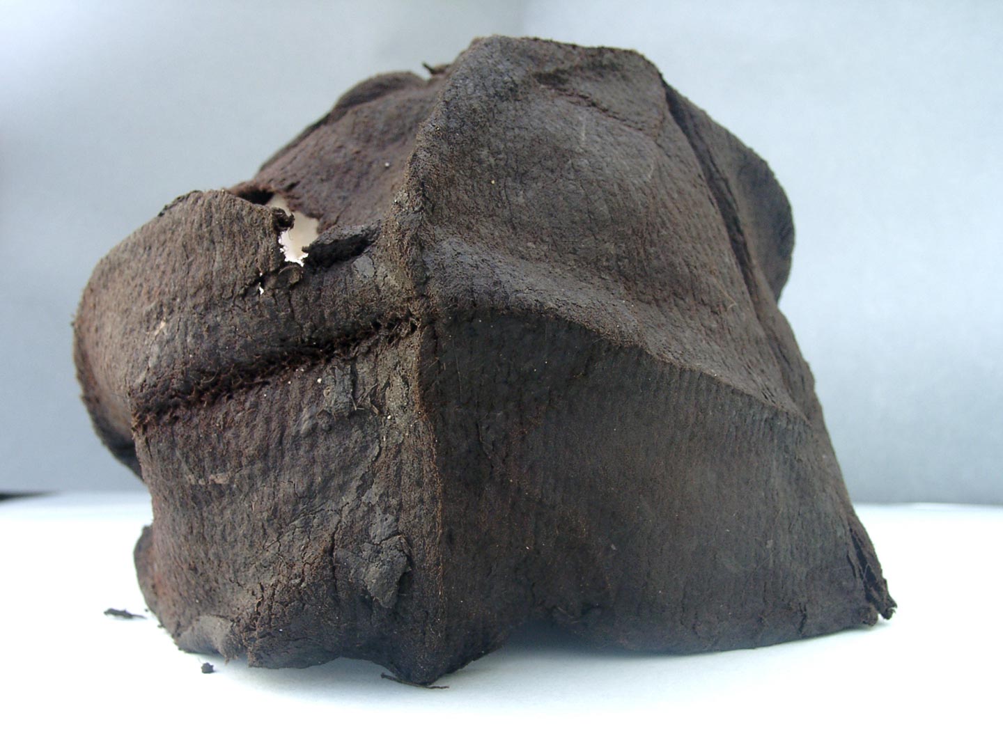 Bonnet en laine retrouv&eacute; dans un d&eacute;potoir du XVIe si&egrave;cle &agrave; Tours.   &copy; S. David, Inrap 