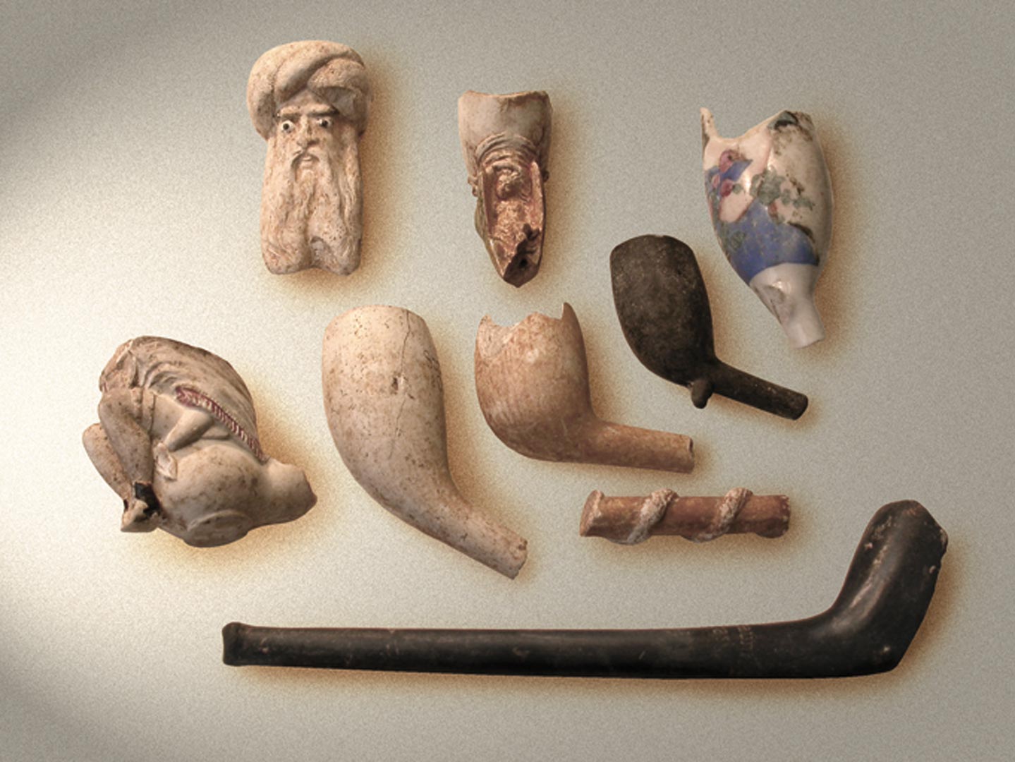 Ensemble de pipes d&eacute;couvert sur le site du bas-parvis, &agrave; proximit&eacute; de la cath&eacute;drale d'Amiens et provenant probablement du nord de la France (XIXe si&egrave;cle).   &copy; S. Lancelot, Inrap 