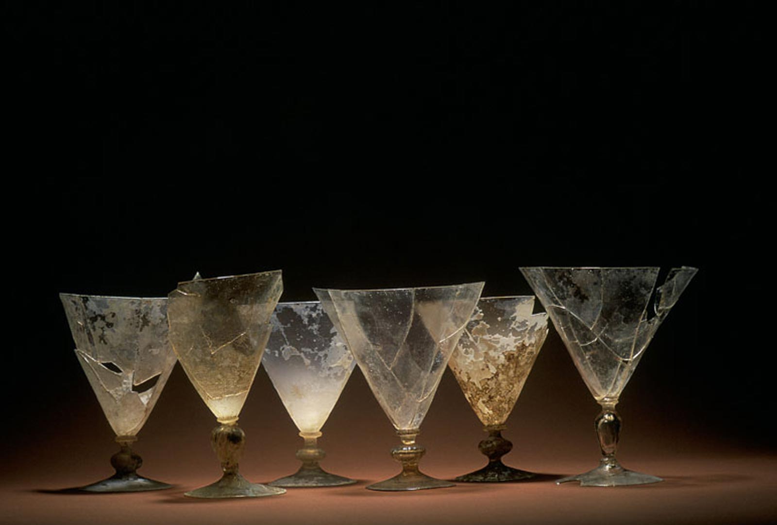 Verres du XVIIe si&egrave;cle d&eacute;couverts &agrave; &Eacute;pinal (Vosges).   &copy; H. Paitier, Inrap 