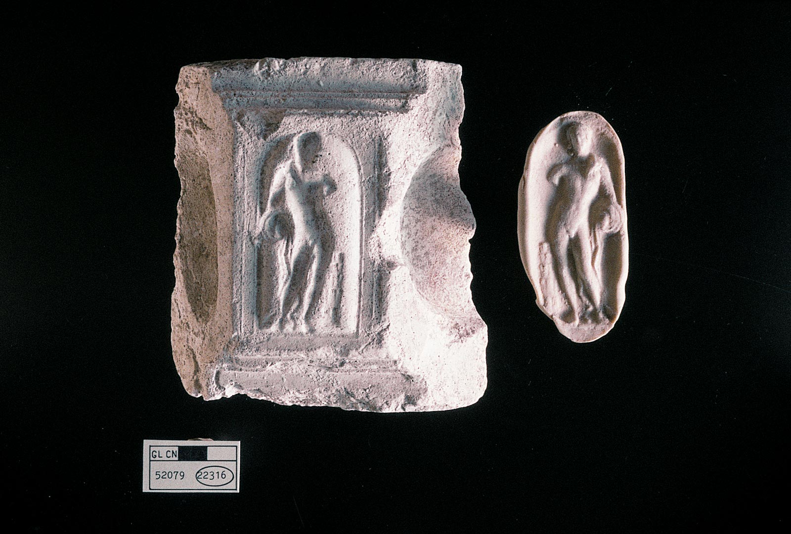Moule de personnage &agrave; l�antique et son tirage d&eacute;couverts lors des fouilles du Grand Louvre, &agrave; Paris. Ces objets, du XVIe si&egrave;cle, proviennent de l'atelier de Bernard Palissy.   &copy; Inrap   