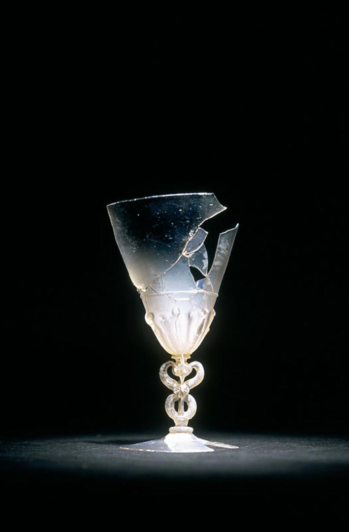 Verre du XVIIe si&egrave;cle d&eacute;couvert &agrave; &Eacute;pinal (Vosges).   &copy; H. Paitier, Inrap   