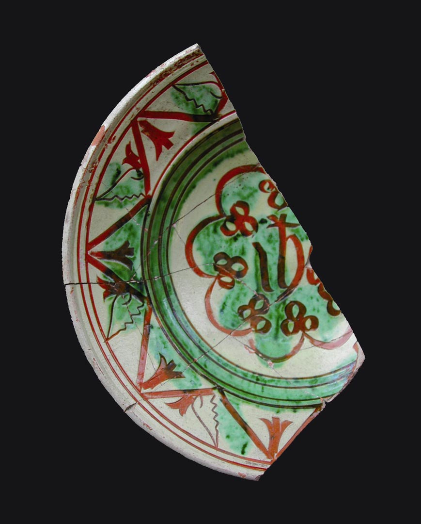 Ce fragment d'assiette verniss&eacute;e et d&eacute;cor&eacute;e a sgrafiato date des XVIe-XVIIe si&egrave;cles et provient du site du bas-parvis, &agrave; proximit&eacute; de la cath&eacute;drale d�Amiens. En c&eacute;ramique, le d&eacute;cor a sgrafiatio ou grafito s'obtient en griffant &agrave; l'aide d'une pointe dure le rev&ecirc;tement d'un objet engob&eacute; pour r&eacute;v&eacute;ler la couleur du fond. La pi&egrave;ce est ensuite recouverte d'un vernis vitreux.   &copy; D. Gemehl, Inrap   