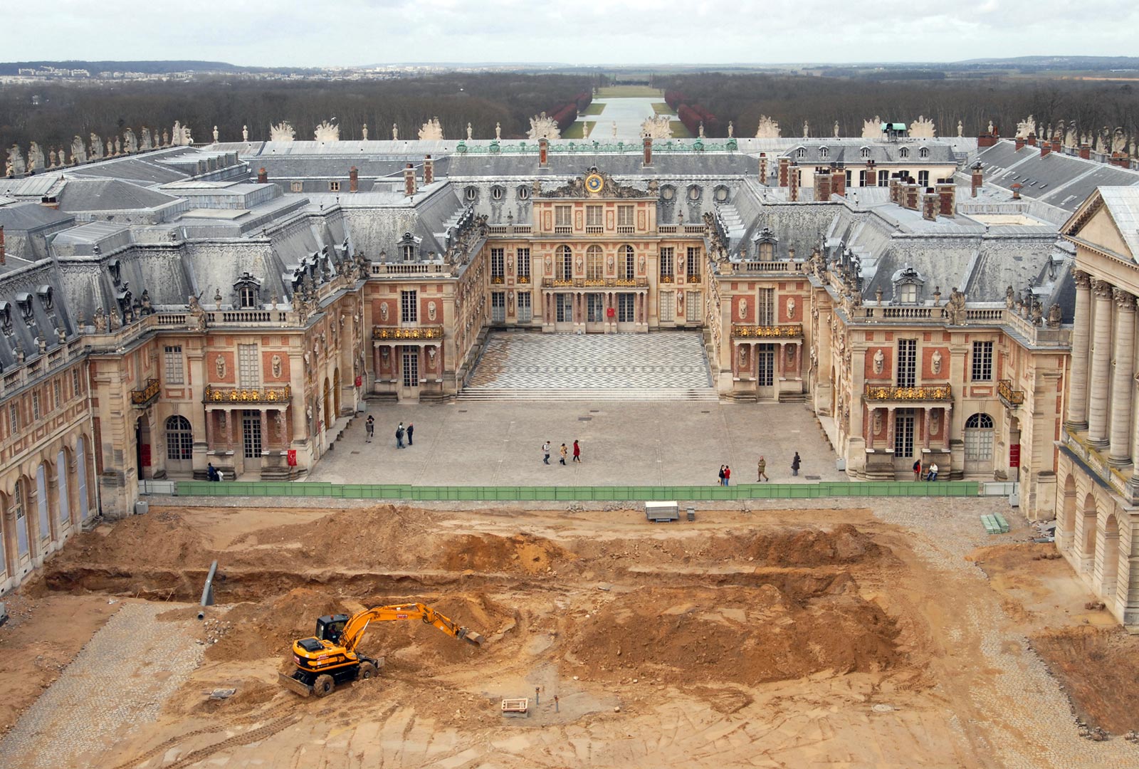 Diagnostic dans la cour royale du ch&acirc;teau de Versailles (XVIIe si&egrave;cle) en 2006.   &copy; G. Pollin, Inrap 