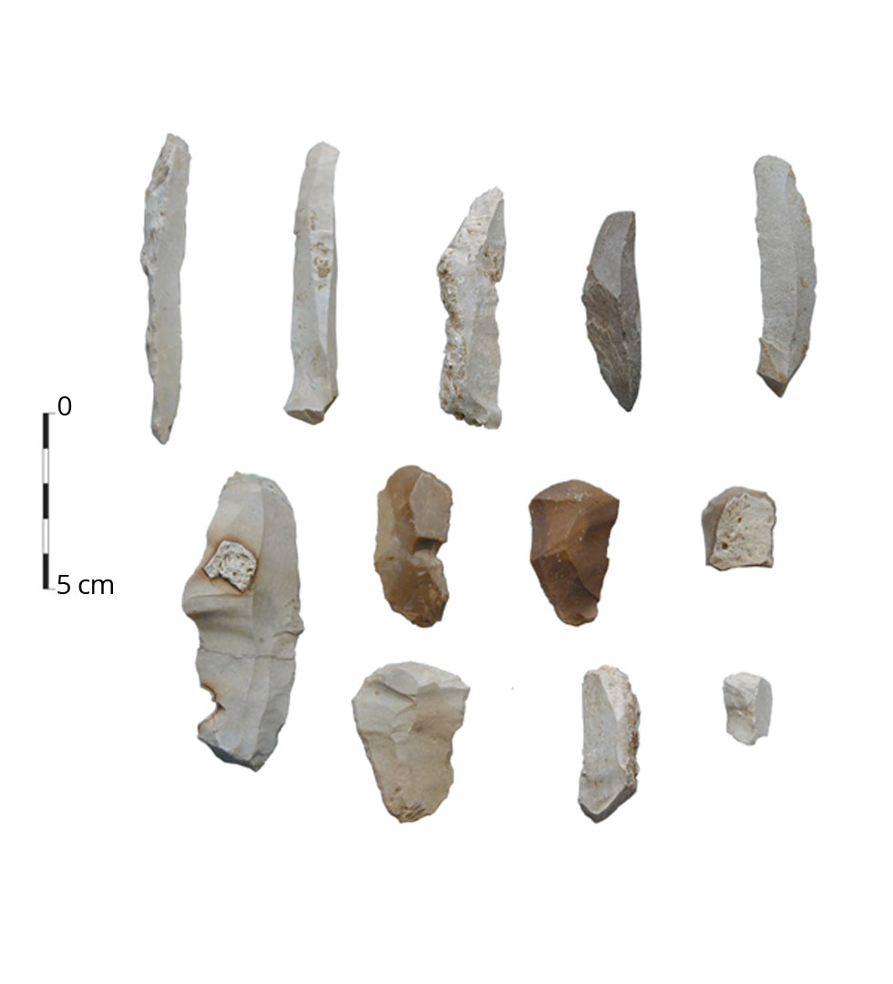 Lames (utilis&eacute;es pour la boucherie essentiellement) et grattoirs (utilis&eacute;s pour le travail des peaux) du M&eacute;solithique ancien d&eacute;couverts &agrave; Choisey dans le Jura.   &copy; F. S&eacute;ara, Inrap