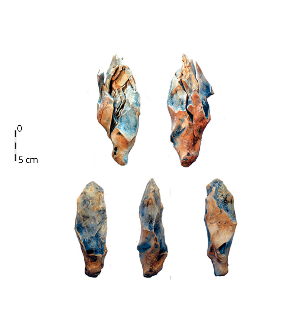 Outil prismatique (hache ?) en cours de remontage, provenant du M&eacute;solithique ancien de Pont-sur-Yonne (Yonne). En bas, trois vues diff&eacute;rentes de l'outil. En haut, deux vues du bloc initial reconstitu&eacute;.   &copy; F. S&eacute;ara et D. Bossu, Inrap
