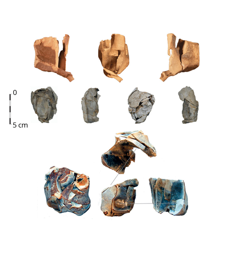 Exemples de blocs ayant servis &agrave; produire des lamelles &agrave; partir desquels sont fabriqu&eacute;s certains outils, en cours de remontage. En haut, M&eacute;solithique moyen de Ruffey-sur-Seille, au milieu, M&eacute;solithique ancien de Choisey et en bas, M&eacute;solithique ancien de Pont-sur-Yonne.   &copy; F. S&eacute;ara, Inrap