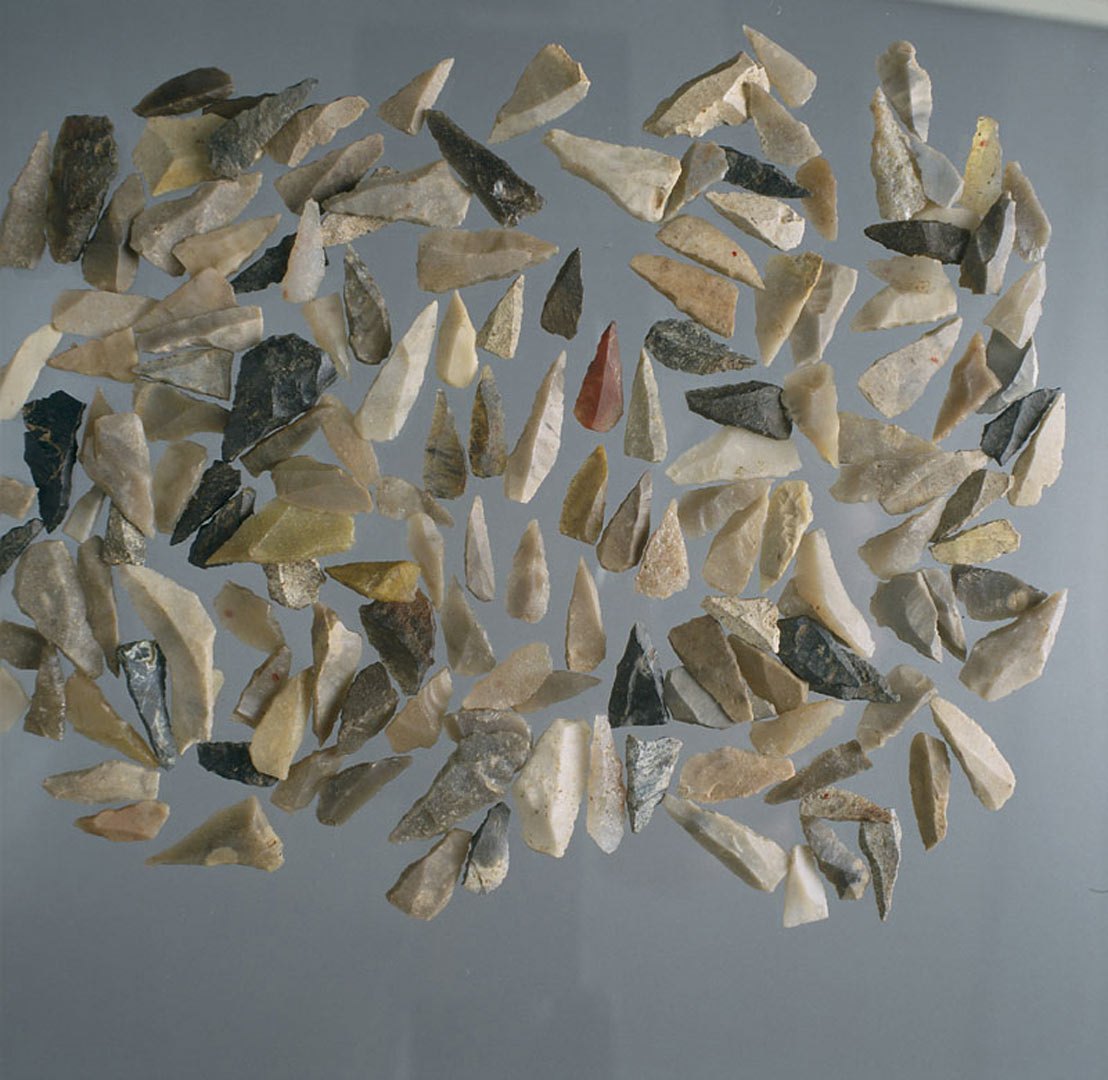 Pointes de fl&ecirc;ches de silex provenant des C&ocirc;tes-d'Armor.   &copy; H. Paitier, Inrap