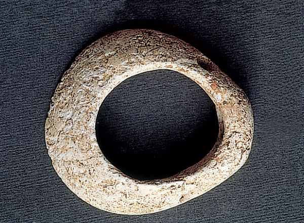 Bracelet en coquillage, trouv&eacute; au bras d'une d&eacute;funte de la n&eacute;cropole de Bucy-le-Long (Aisne).   &copy; CNRS (UMR 7041)