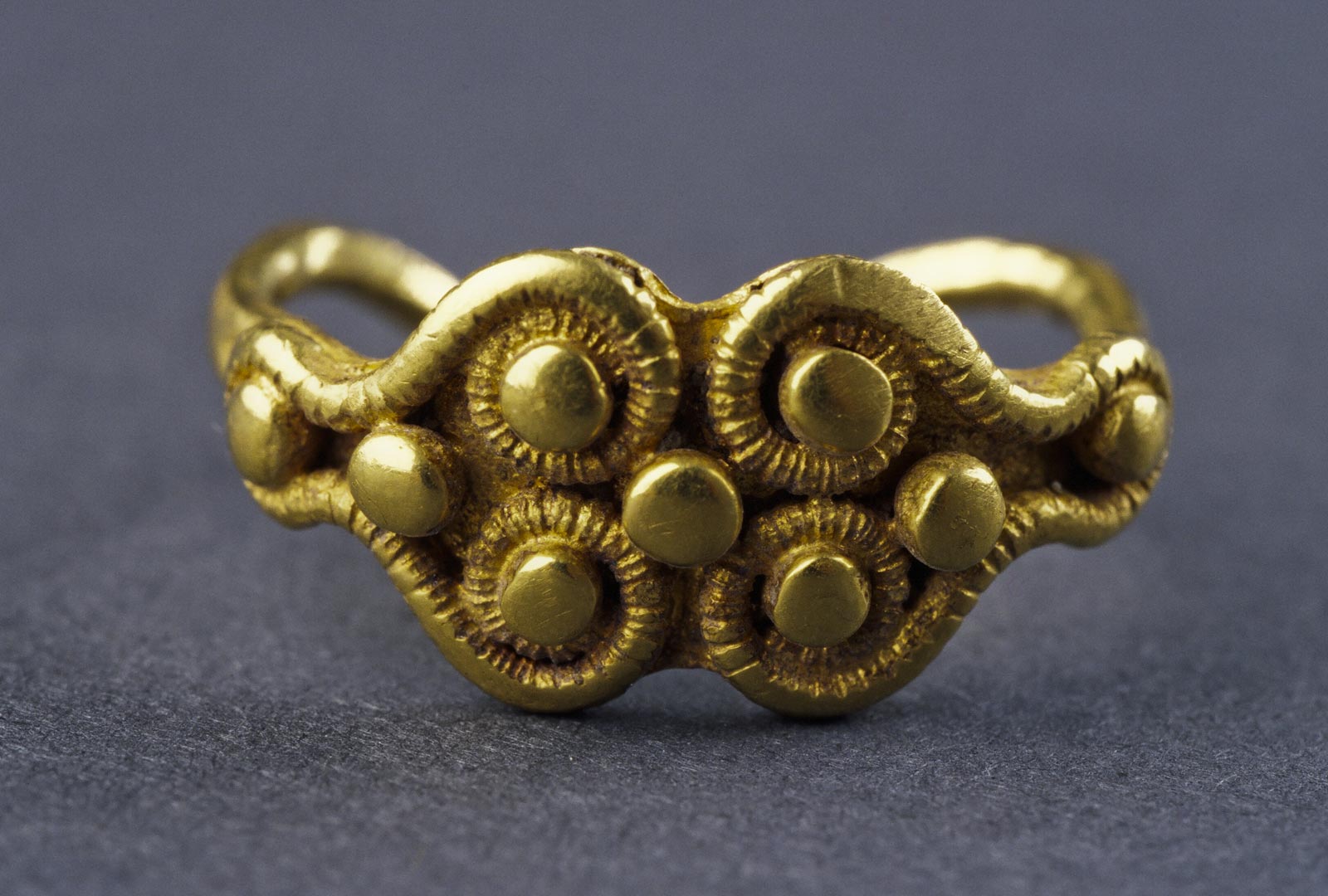 Bague en or provenant d'une tombe &agrave; char du IVe si&egrave;cle avant notre &egrave;re.   &copy; H. Paitier, Inrap 