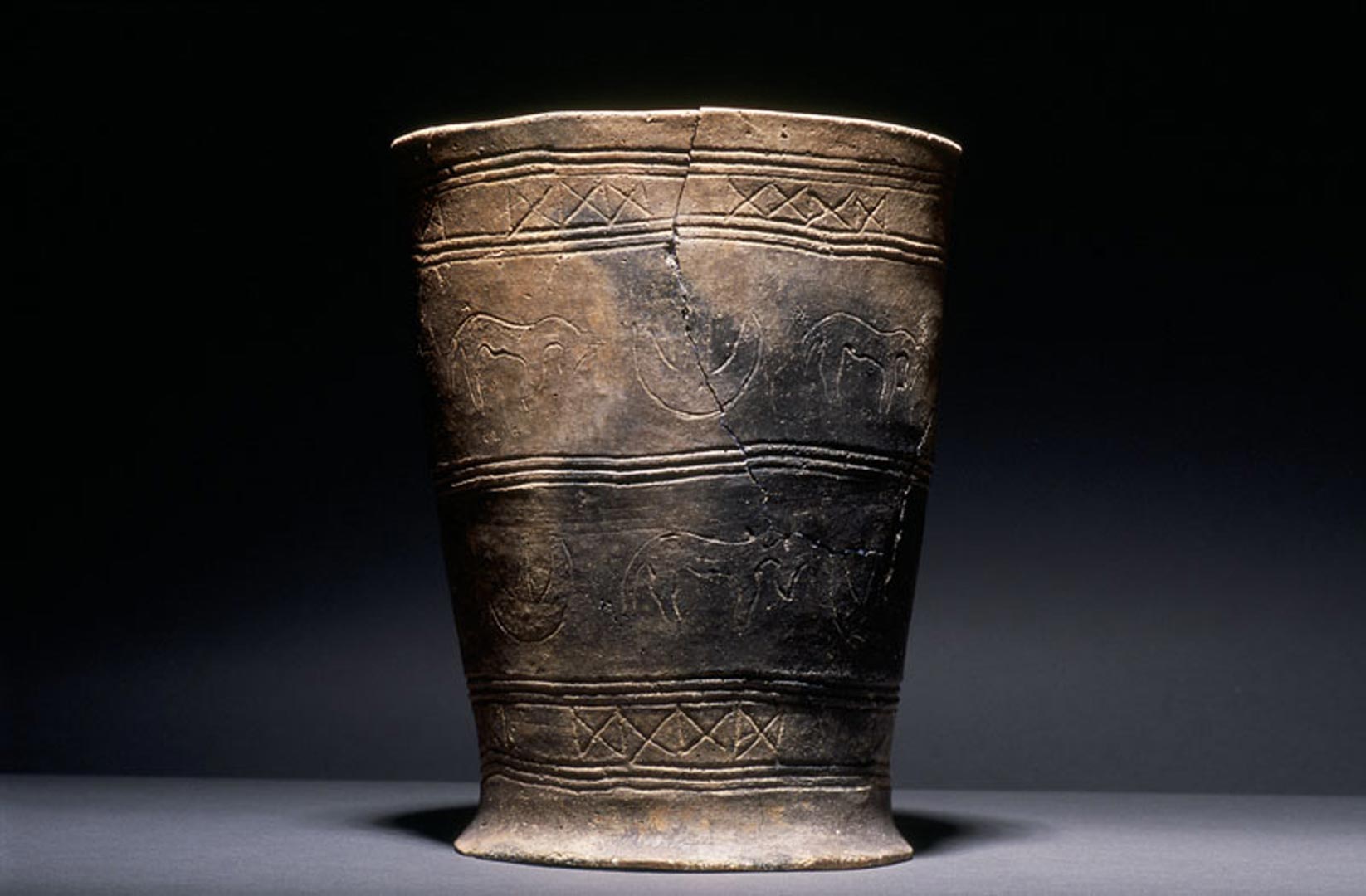 Vase &agrave; d&eacute;coration zoomorphe, provenant d'une s&eacute;pulture de la vall&eacute;e de l'Aisne.   &copy; H. Paitier, Inrap 