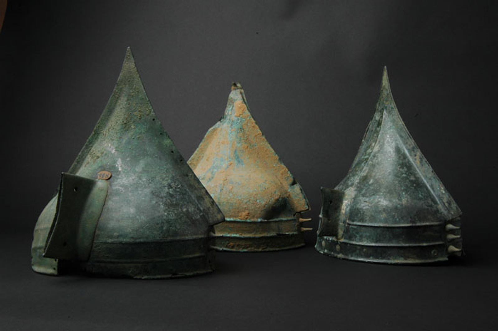 Les neuf casques de Berni&egrave;res-d'Ailly (Calvados) ont &eacute;t&eacute; d&eacute;couverts au XIXe si&egrave;cle lors de travaux agricoles. Cette d&eacute;couverte exceptionnelle, dat&eacute;e de l'&acirc;ge du Bronze final (Xe-IXe si&egrave;cles avant notre &egrave;re), a fait l'objet ces derni&egrave;res ann&eacute;es d'un r&eacute;examen par une &eacute;quipe de l'Inrap (&eacute;tude des casques, diagnostic sur le site�). Ce type d�objet illustre parfaitement le &laquo; guerrier &raquo; de l'&acirc;ge du Bronze, v&eacute;ritable symbole de l'aristocratie et de la complexification sociale qui annonce l'&acirc;ge du Fer.   &copy; H. Paitier, Inrap 