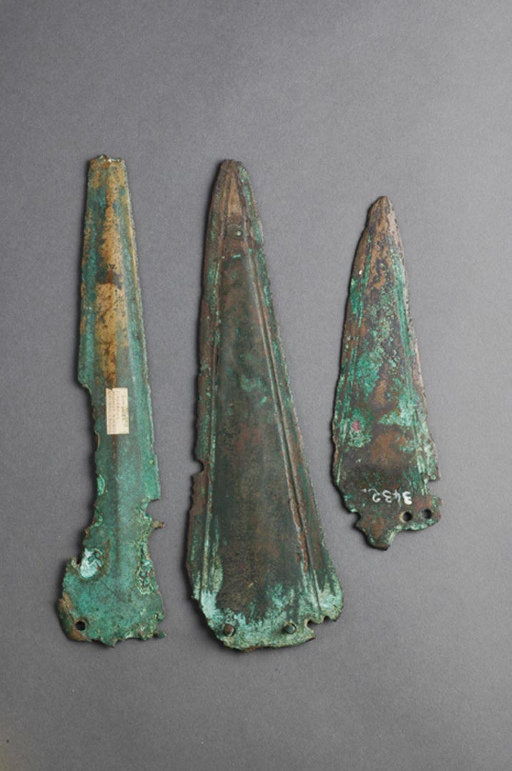 Ces trois poignards en bronze proviennent d'un tumulus de l'&acirc;ge du Bronze ancien (2000-1600 avant notre &egrave;re) dont la chambre a &eacute;t&eacute; d&eacute;truite au XIXe si&egrave;cle. Ce type de poignards &eacute;tait r&eacute;serv&eacute; &agrave; une &eacute;lite enterr&eacute;e dans de grands monuments fun&eacute;raires.   &copy; H. Paitier, Inrap 
