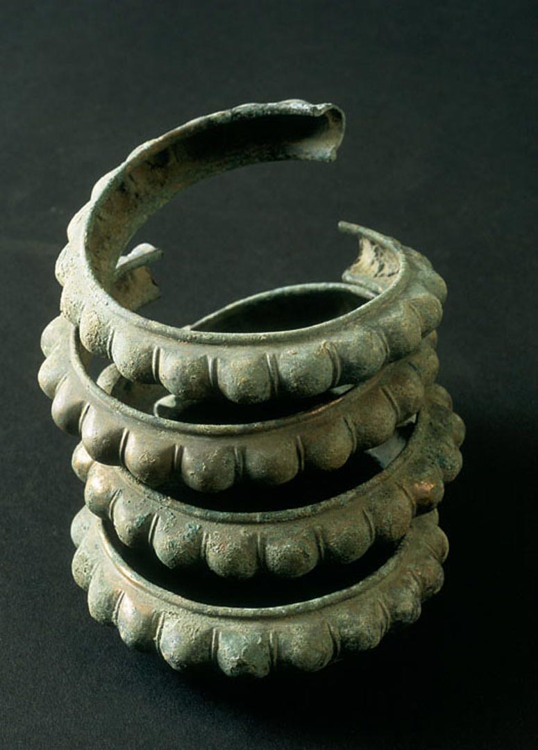 Bracelets creux bossettes, provenant de Basly (Calvados).   &copy; H. Paitier, Inrap 