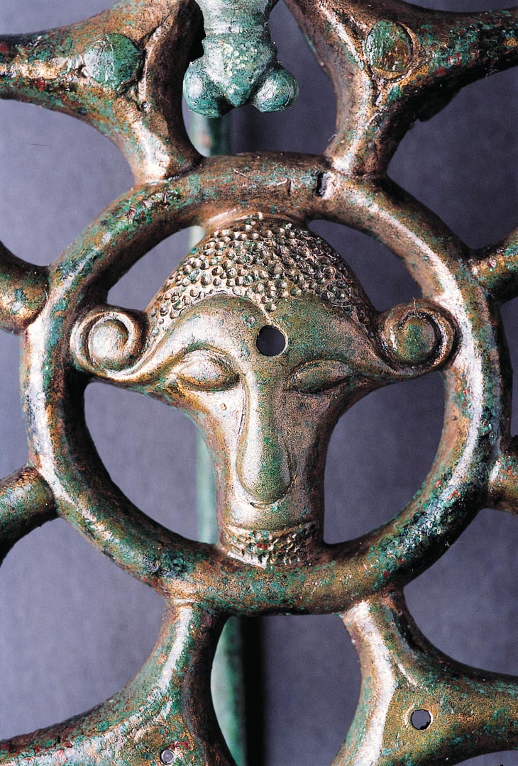 Fibule celte en bronze &agrave; t&ecirc;te humaine et ajour&eacute;e.   &copy; H. Paitier, Inrap 