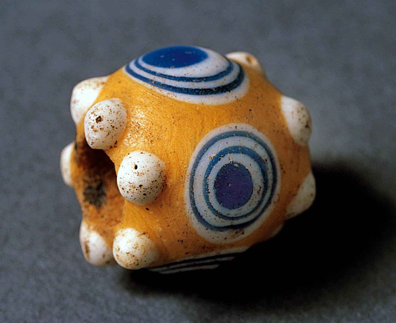 Perle en p&acirc;te de verre trouv&eacute;e dans la n&eacute;cropole de Bucy-le-Long (Aisne).   &copy; H. Paitier, Inrap 