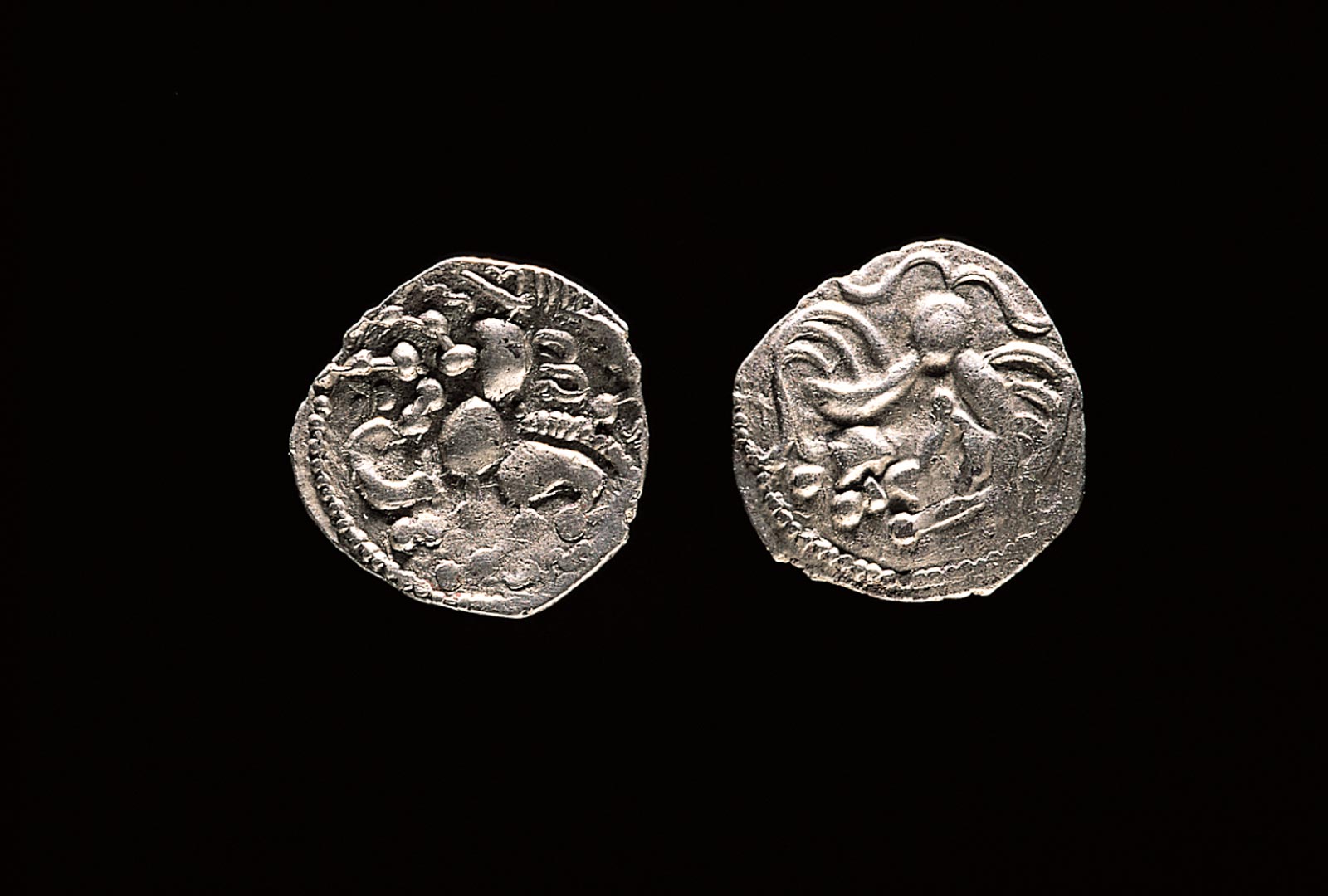 Monnaies celtiques trouv&eacute;es &agrave; Ifs (Calvados).   &copy; H. Paitier, Inrap     