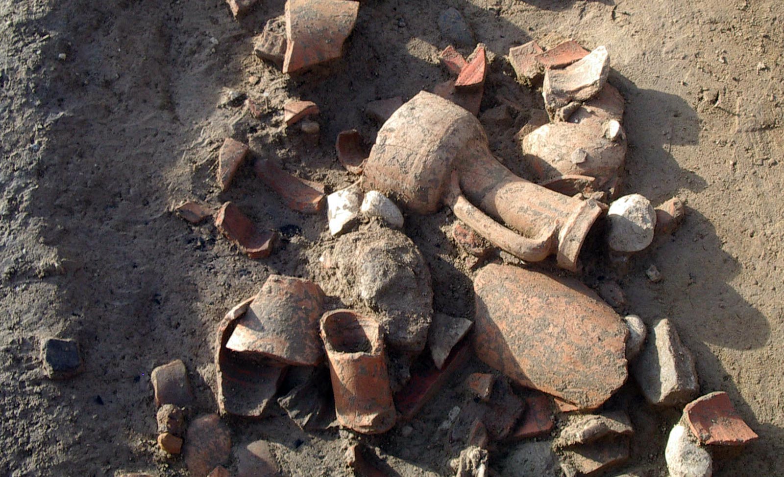 Amphores &agrave; vin italiques jet&eacute;es dans un foss&eacute;. Il s'agit probablement de reliefs de banquets c&eacute;r&eacute;moniels gaulois, &agrave; Lyon, vers 140 av. notre &egrave;re.   &copy; P. Jacquet, Inrap    