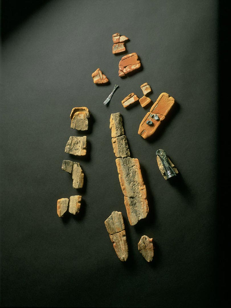 Fragments de moules en terre cuite pour la fabrication d'armes (Ifs, Calvados).   &copy; H. Paitier, Inrap 