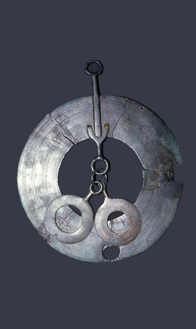 Le Tintinnabulum en bronze, d&eacute;couvert &agrave; Bouzonville (57), est interpr&eacute;t&eacute; comme un &eacute;l&eacute;ment de garniture de char.   &copy; H. Paitier, Inrap 