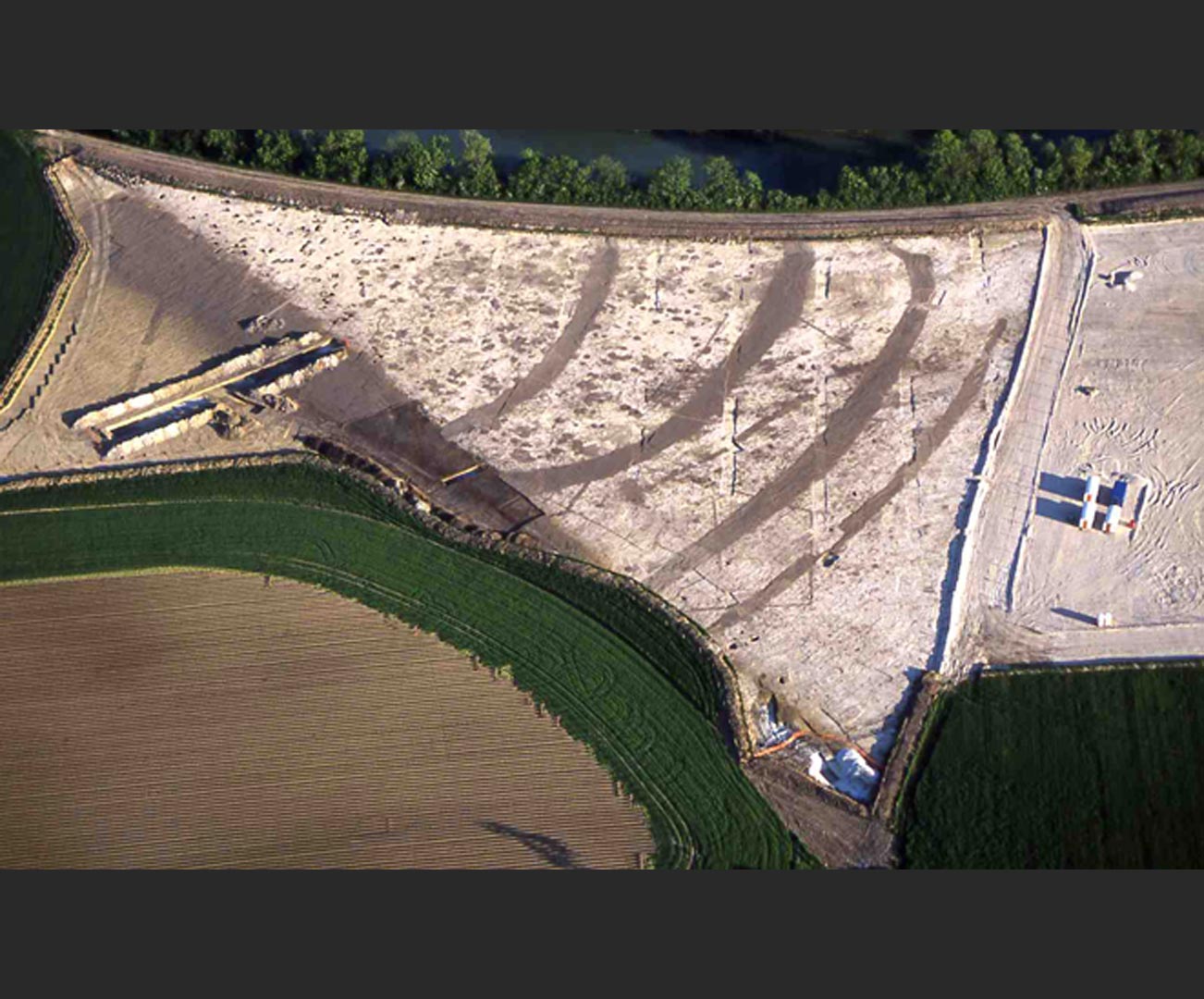 Syst&egrave;me de fortification constitu&eacute; de quatre foss&eacute;s (fin de l�&acirc;ge du Bronze � d&eacute;but de l'&acirc;ge du Fer), d&eacute;couvert &agrave; Villiers-sur-Seine en Seine-et-Marne.   &copy; C. Valero, Inrap 